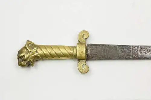 Hirschfänger, deutsch, 18. Jh., geriffeltes Bronzegefäß mit Löwenkopfabschluss, Parierstange mit eingerollten Ende, sich verjüngende, keilförmige Klinge mit leichter Hohlkehle mit Grat, im Klingenansatz Ätzungen einer Lilie und Ornamenten, auf...