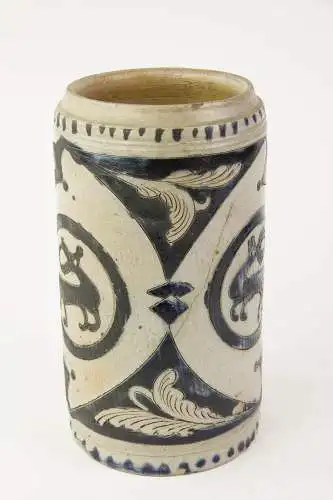 Bierkrug, Mitte 19. Jh., laut beiliegenden Schriftstück eine sogenannter "Pferdches Krug aus Romershag", mit Hirschen verziert, auf einer Hälfte starker Brandschaden und -riss, produktionsbedingt, Chips am Lippenrand, Gebrauchsspuren. H: 20,5 cm.