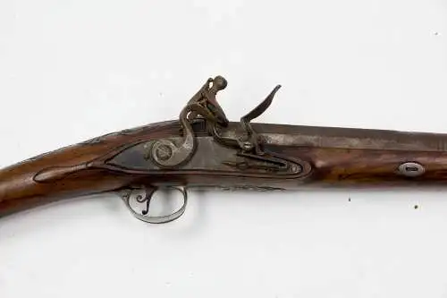 Steinschloss-Gewehr, 2. Hälfte 18. Jh., wohl Russland, Nußbaumschaft, massive Silbergarnituren mit Figuren und Ornamenten verziert, schlichtes Schloss mit Resten einer Bläuung, runder Lauf, sich leicht trompetenförmig erweiternd, Lauf ungemarkt,...