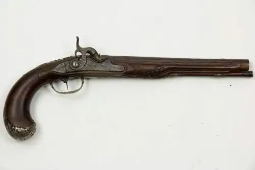Paar Pistolen, Mitte 18. Jh., ehemals Steinschloss, um 1820 mit neuen Perkussionsschlössern versehen, Silbergarnituren in feiner Juwelierarbeit, gemarkt mit N in Rhombus, elegante Nußbaumschäftung mit feiner Schnitzerei verziert, Daumenbleche mit...