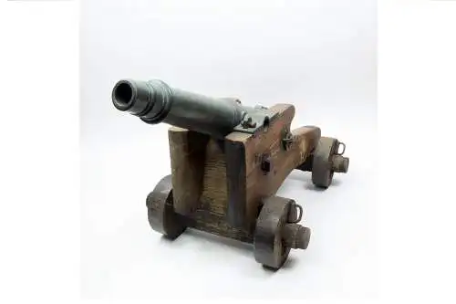Karronade, 19. Jh., Bronze auf Eiche-Lafette, Bronzemonturen, Räder mit Eisenblech beschlagen, gute Erhaltung, schöne Patina, Rohrlänge: 65 cm, Kaliber 34 mm, Gesamtlänge: 83 cm.