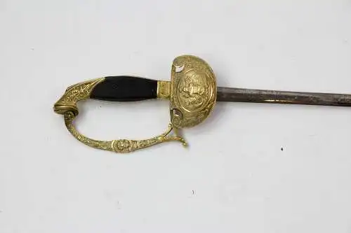 Degen, Bayern, um 1830, für höhere Offiziere, feines, im Empirestil gefertigtes, feuervergoldetes  Gefäß, geriffeltes Ebenholzgriffstück, mit Lorbeer verziertes Stichblatt, in der Mitte Kartusche mit Rüstung, Schild und Kriegsgirlanden,...