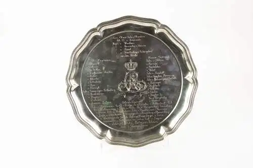 Geschenk-Teller, 800er Silber, des Offiziers Corps des 5. Thüringer Infanterie Regiments 94 an Leutnant von Breitenbauch, 6. Oktober 1895, in der Mitte bekröntes Monogramm CA, darum nach Rang geordnet die Namen des Offizierscorps, Marken des...