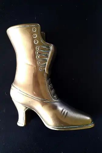 Antike bronzene Damenstiefel Niederlande