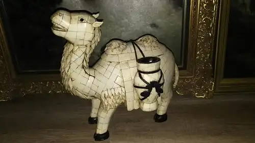 Antikes Kamel, Beinarbeit auf Schwarzholz. Palästina um 1900 Sehr dekorative