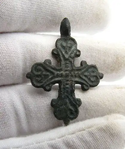 Mittelalter , Wikinger Bronze Kreuz Anhänger - 39x28 mm, 10. – 12. Jahrhundert n. Chr. - nordeuropäisch