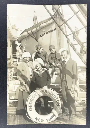 Foto Ansichtskarte -Passagiere Dampfer George Wahington - New York - geknickt
