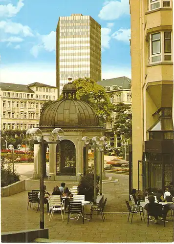 Ansichtskarte Wiesbaden - Kochbrunnen und Raiffeisenhochhaus - nicht gelaufen