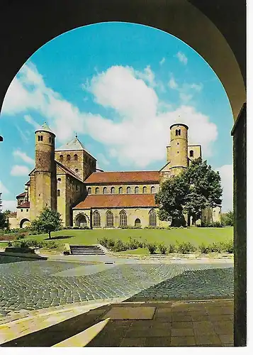 Ansichtskarte Hildesheim - Durchblick auf die St. Michaeliskirche - nicht gelaufen