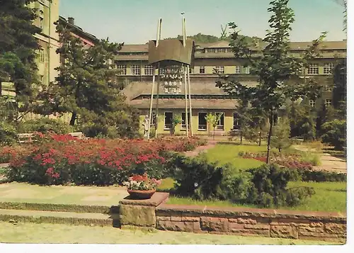 Ansichtskarte Meißen - VEB Staatliche Porzellan-Manufaktur Meißen - Werkhof mit 1960 erbautem Glockenturm - gelaufen 1965