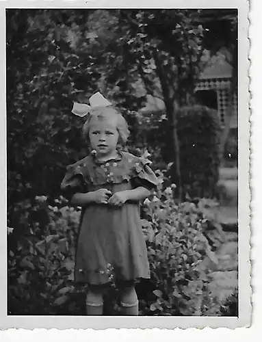 kleines Mädchen - Datum unbekannt - Name aufgrund Datenschutz auf dem Scan unlesbar gemacht