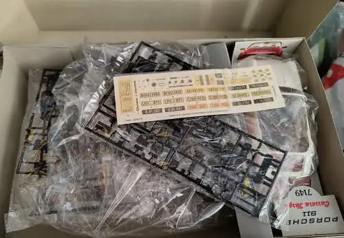 Revell Premium 1/24 Porsche 911 Carrera Targa 7149