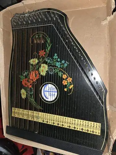 Eine Vintage ca. 1970er Handgefertigte Jubel Töne Zither mit 6 Akkorden
