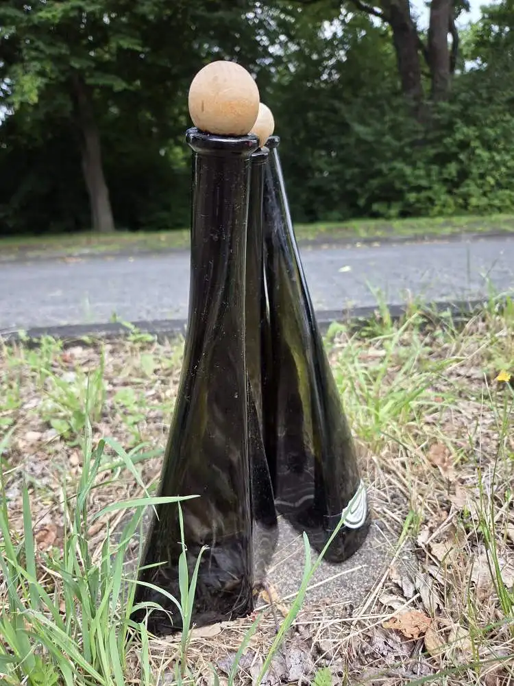 O. Frey & Co. - ineinandergreifende Glaskaraffen 1