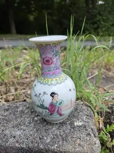 chinesische Geisha Figur Kalligraphie Famille Knospe Handbemalte Vase gestempelt gestempelt
