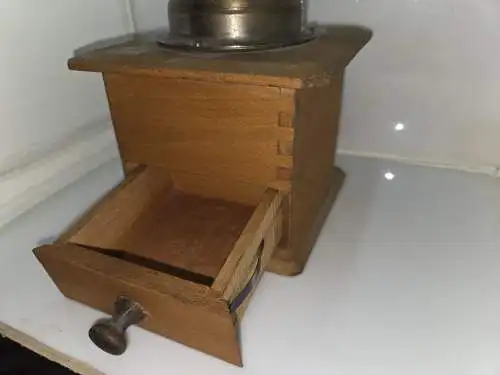 Antike Kaffeemühle