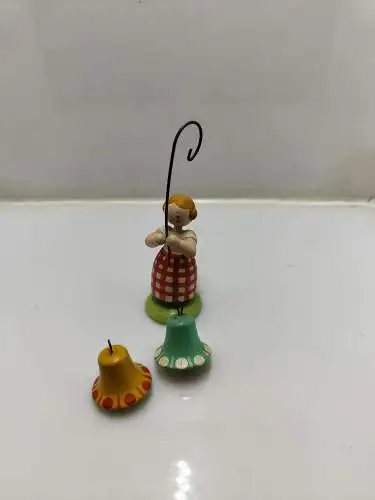 Vintage Erzgebirge Flower Girl Figurine: Weha Kunst Hand-Painted Folk Art 