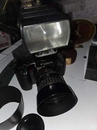 Analoge Film SLR Kamera Canon EOS 100 mit Objektiv und Sonnenblende