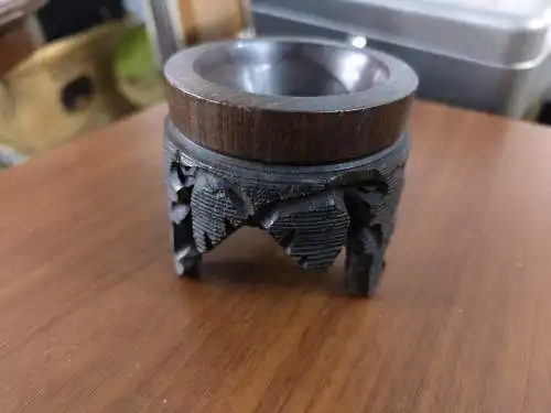 Holz geschnitzter Elefant Themed, Straußenei / Ornament Ständer. Malawi Handgeschnitzter Ständer mit 3 balancierenden Elefantenrüssel. Versandfertig als Geschenk