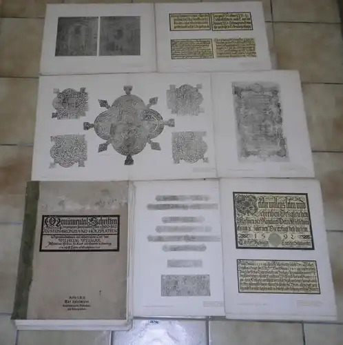 Écritures monumentales des siècles passés de 1100-1812 sur des panneaux de pierre et de bois