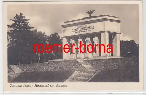 14413 Foto Ak Demmin in Pommern Ehrenmal am Stadion um 1940