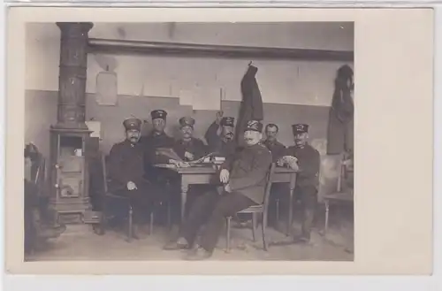 44409 Photo AK Landsturm soldats à jouer cartes sur la cheminée