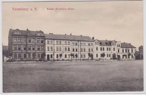 71351 AK Naumburg an der Saale - Kaiser Friedrich-Platz mit Häuserfront um 1930