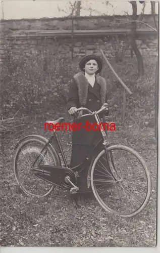 80227 Foto Ak Altenburg in Thüringen Junge Frau mit Fahrrad um 1920