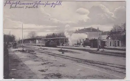 82807 AK Bazancourt, France - locomotives à vapeur à l'entrée dans la gare 1915
