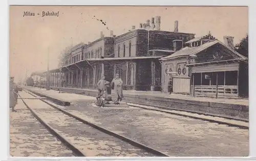 92236 Feldpost AK Mitau - Bahnhof mit drei Soldaten auf der Gleisanlage 1916