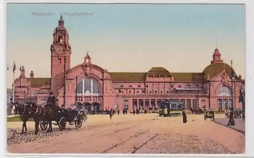 92567 Ak Wiesbaden Hauptbahnhof mit Strassenbahn davor um 1910