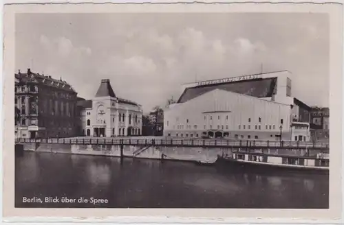 93045 Ak Berlin Blick über die Spree mit Friedrichstadt Palast 1950