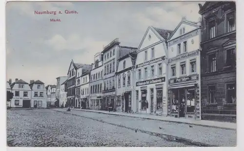 17038 Ak Naumburg Nowogrodziec am Queis Markt mit Geschäften um 1910
