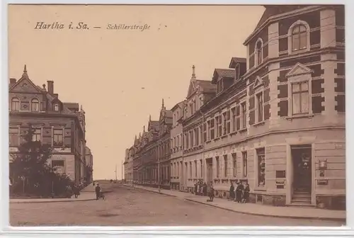 25197 Ak Hartha in Sachsen Schillerstrasse mit Eckladen um 1930