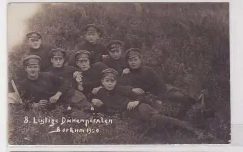 27712 Foto Ak '8 lustige Dünenpiraten' Matrosen Borkum 1920