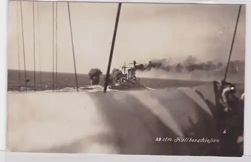 58157 Foto Ak Kriegsschiff beim 28 cm Kaliberschießen um 1925