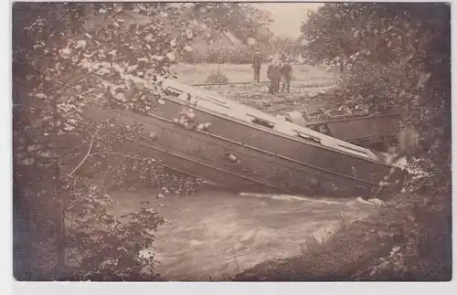 59846 Foto Ak Glashütte beim Hochwasser entgleister Zug im Fluß 1916