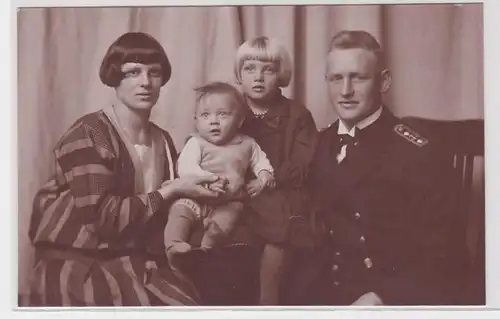 73116 Foto Ak Oberbootsmann mit Familie um 1929