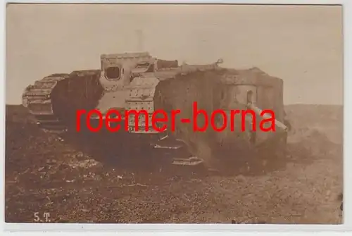 80062 Foto Ak zerstörter englischer Tank Panzer in Frankreich um 1918