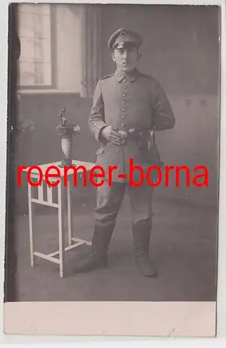 80339 Foto Ak Soldat mit Pistolentasche im 1.Weltkrieg
