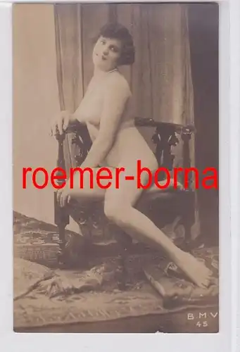 80421 Foto Ak Erotik Akt nackte Frau auf einem Sessel um 1920