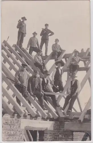 81592 Foto Ak Crimmitschau Arbeiter beim Bau eines Dachstuhl um 1920