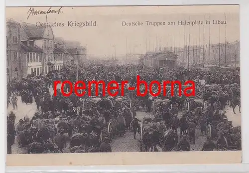 86335 Ak Deutsche Truppen am Hafenplatz in Libau Liepaja 1915