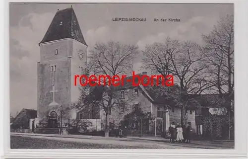 87009 Ak Leipzig-Mockau An der Kirche um 1920