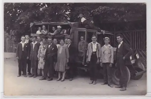 92202 Foto Ak LKW mit Ausflugsgruppe um 1920