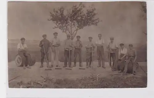 92208 Photo Ak ouvriers dans les travaux routiers vers 1920