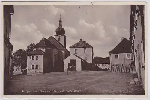93054 AK Kirchplatz mit Schule und Pfarrhaus Konnersreuth 1941