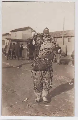 93469 Photo AK Macédoine femme avec enfant dans le bras 1ère guerre mondiale
