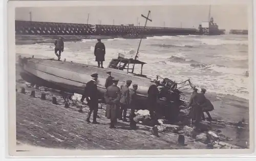 93853 Foto Ak abgeschossenes Torpedo Schnellboot an der Ostmole von Ostende 1918