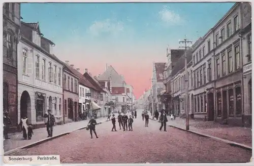 93952 AK Sonderburg - Perlstraße, Straßenansicht mit Geschäften 1919